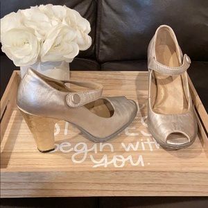 Born classic silver gold color.